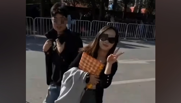 2中国游客在马来西亚失联 手机定位在海底