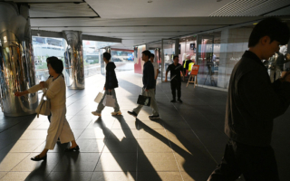 “大家都没钱了” 中国十一长假消费续降温