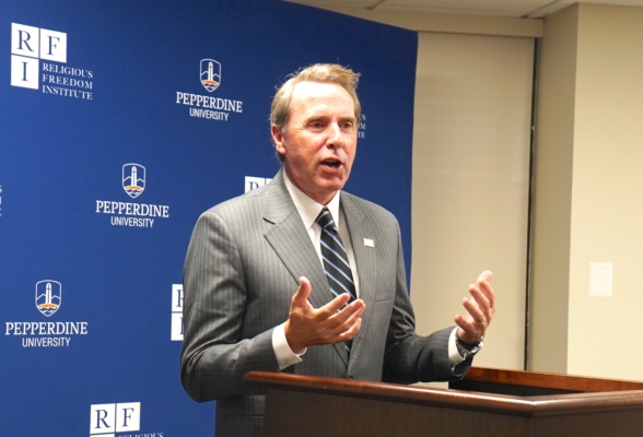 2025年10月8日晚，美國國務院國際宗教自由大使提名人馬克·沃克（Mark Walker）在華府「宗教自由研究所（RFI）」和佩珀代因大學（Pepperdine University）聯合舉行的一場招待會上。（李辰/大紀元）