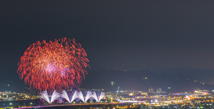 组图：中华民国双十国庆 焰火照亮夜空