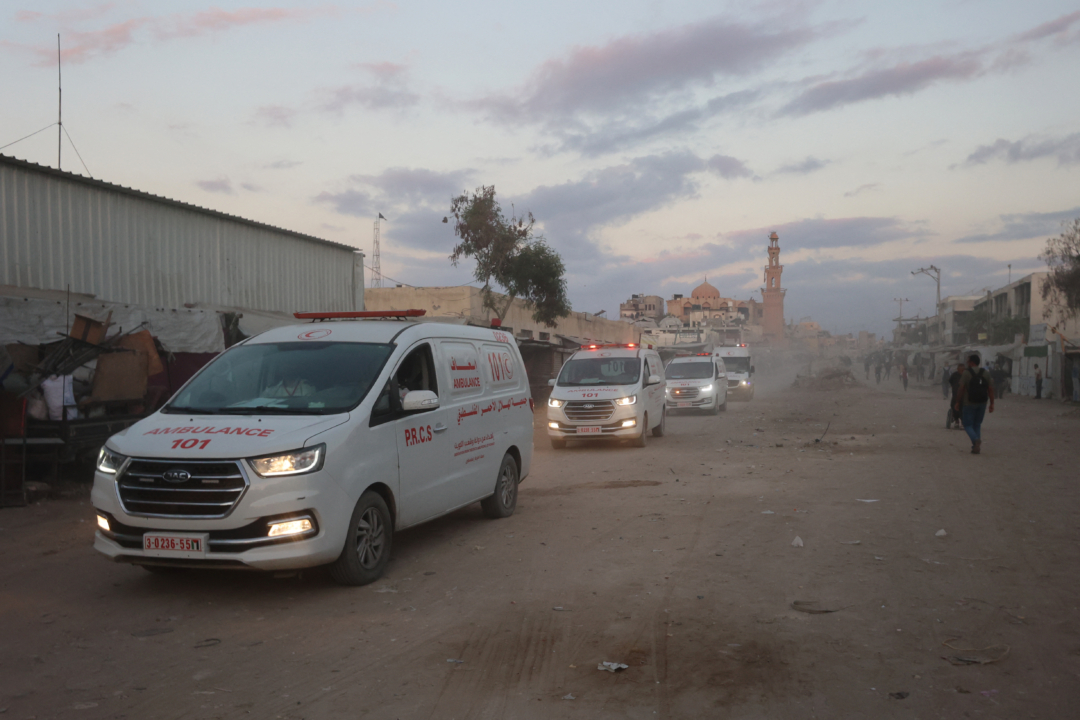 2025年10月13日，巴勒斯坦红新月会（Palestinian Red Crescent）的救护车从加沙南部的汗尤尼斯驶向加沙东部，准备迎接即将被释放的以色列人质。以色列军方表示，红十字会车队正前往接回首批将由哈马斯释放的人质。 (OMAR AL-QATTAA/AFP via Getty Images)