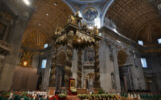 不明男子梵蒂岡彌撒時在祭壇小便 被保安帶走