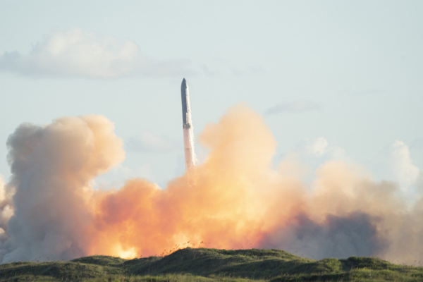 SpaceX星舰第11次试飞成功 离登月更近一步