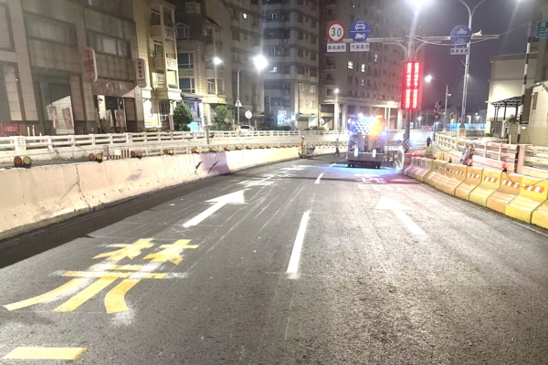 平镇环南路地下道15日竣工 驾驶人依交维人员指引行驶