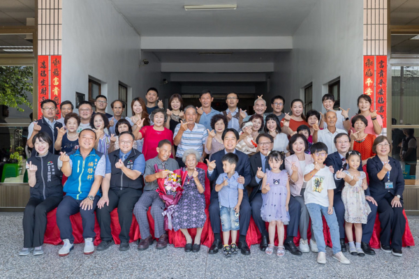 重阳节将至 赖清德探望台湾百岁人瑞
