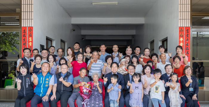 重阳节将至 赖清德探望台湾百岁人瑞