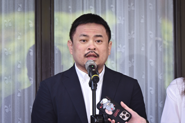 长荣空服员猝逝 劳长吁打造友善工作环境