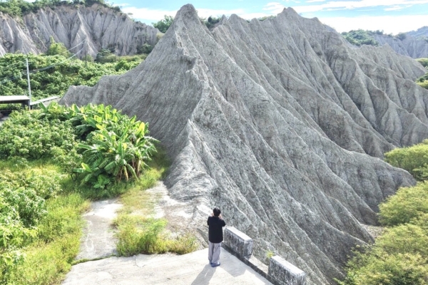 赤裸龙彩叠山 台南大内恶地的奇特地景