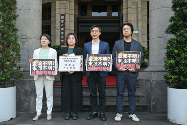 黄国昌狗仔跟拍疑违反政治献金法 绿赴监院检举