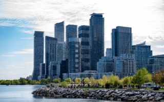 楼市冷清 多伦多湖滨公寓业主跟风卖房