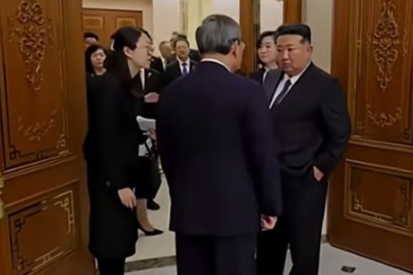 金正恩手插口袋与李强告别  网民嘲讽中共