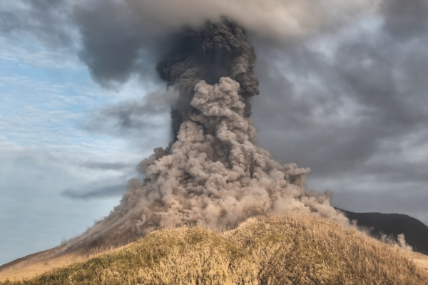 印尼火山剧烈喷发 火山灰冲上万米高空