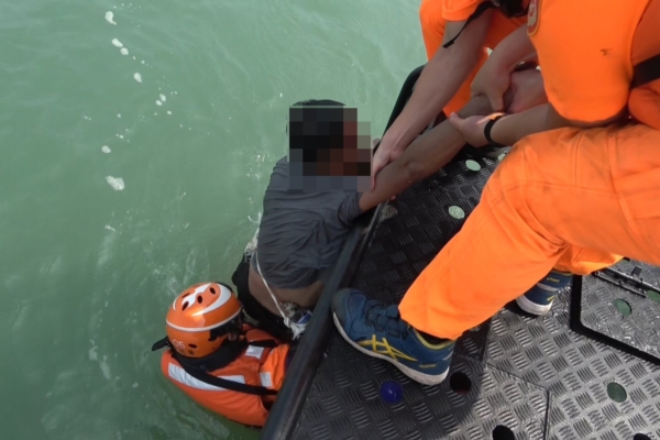 中国男靠2浮桶偷渡金门 海巡科技监控即时逮捕