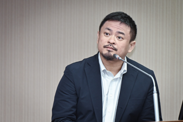 立委批长荣航空罚不怕 劳长：裁罚金额确实太低