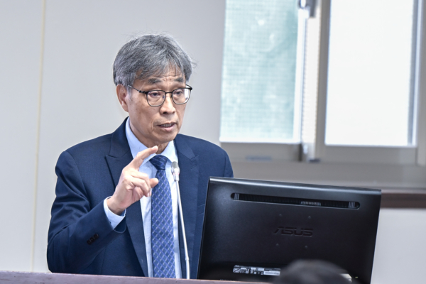 重申清水洗光电板 陈骏季：杜绝疑虑洗前设备检查