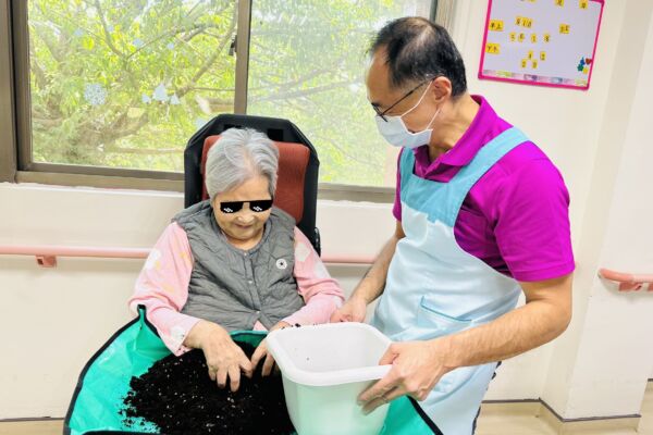 长辈绿手指疗愈身心 北荣桃园分院松柏园园艺疗程
