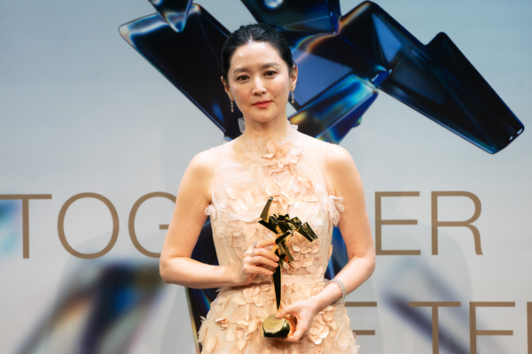 李英爱分享与秀彬合照 女儿是TXT粉丝成契机
