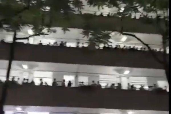 广西一职校数千学生抗议手机管制新规