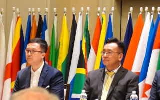 2025年10月3日，國際扶輪社在華盛頓DC的威斯汀酒店放映獲獎紀錄片《國有器官》。 圖為法輪大法信息中心副主任劉寧平（Larry Liu）（右）在現場和觀眾互動環節中。（張奕/大紀元）