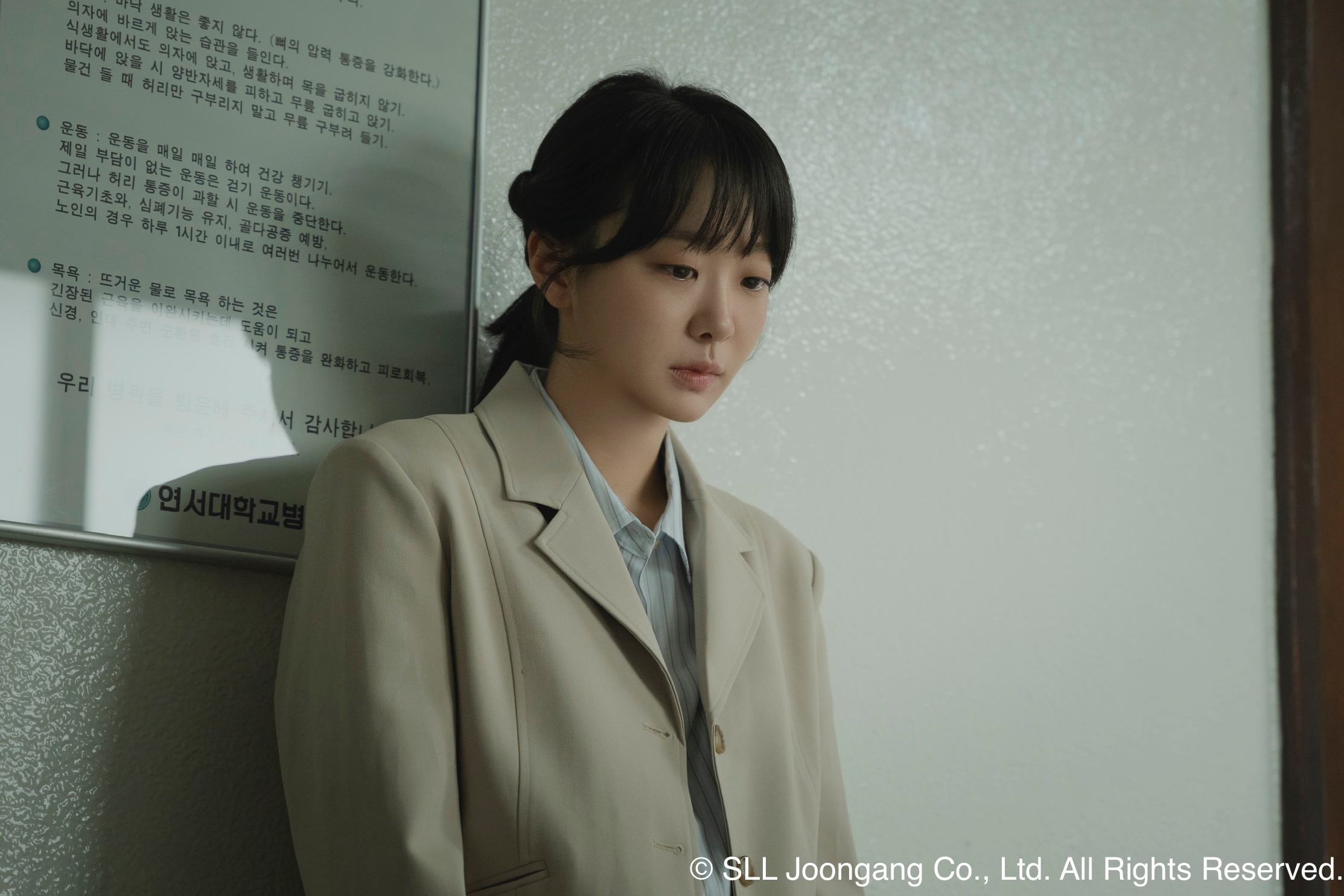 圖為韓劇《百次的回憶》劇照,金多美飾演的公車售票員「高營禮」。(圖片提供:Hami Video)