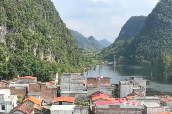 廣西百色遭颱風侵襲後 多地被洪水圍困近一個月