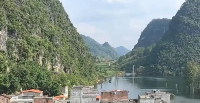 广西百色受台风侵袭 多地遭洪水围困近一个月