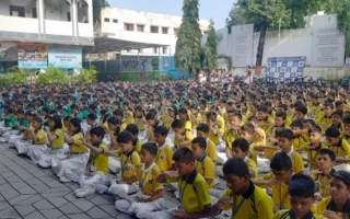 印度16所學校4500師生學煉法輪功