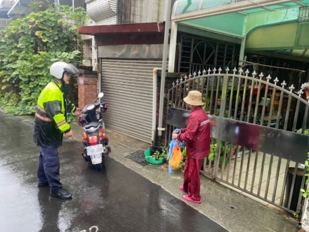 貼心的劉憬霖冒雨騎車送回老婦。