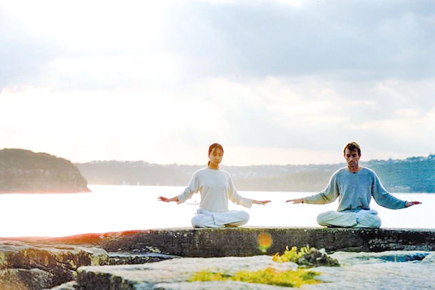 手機掌控的時代,讓我們每個人都產生了「靈性退化 」的現象。(明慧網)