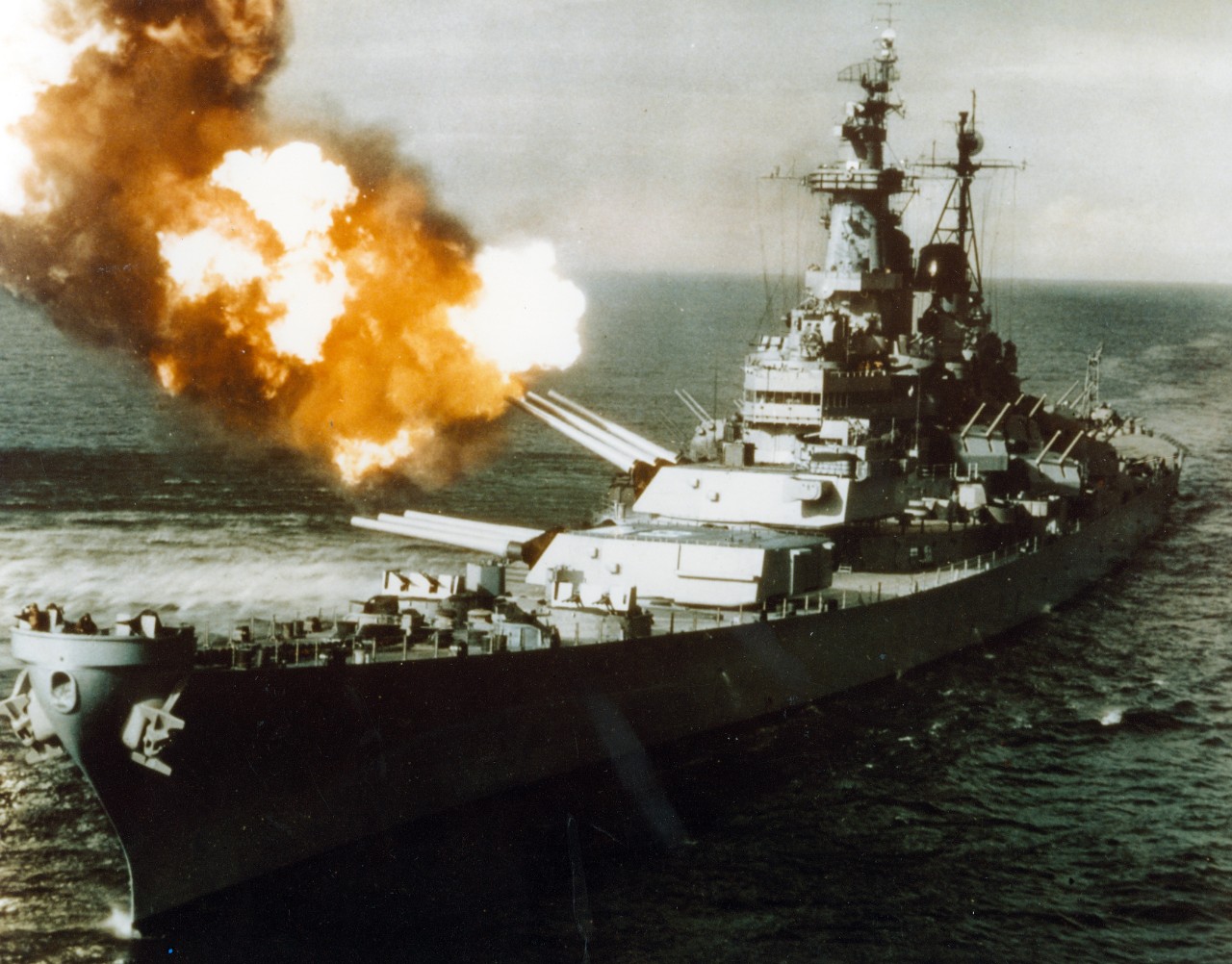 1950年10月,美軍密蘇里號戰列艦使用16英吋(406毫米)口徑巨型艦炮轟擊朝鮮東北部海岸城市清津,以切斷敵方通訊。(美國海軍)