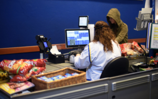 多伦多超市员工佩戴随身摄影头 引发安全和隐私担忧