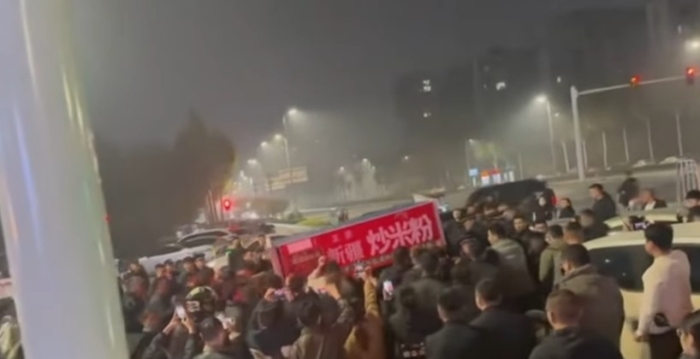 传河南最大夜市被关停 摊贩与城管爆发冲突