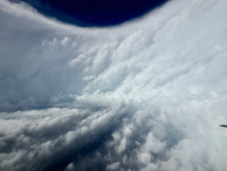 風眼內呈現出「體育場效應」。（U.S. Air Force photo by Lt. Col. Mark Withee）