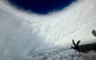 美空軍颶風獵人飛入梅麗莎颶風 捕捉罕見畫面