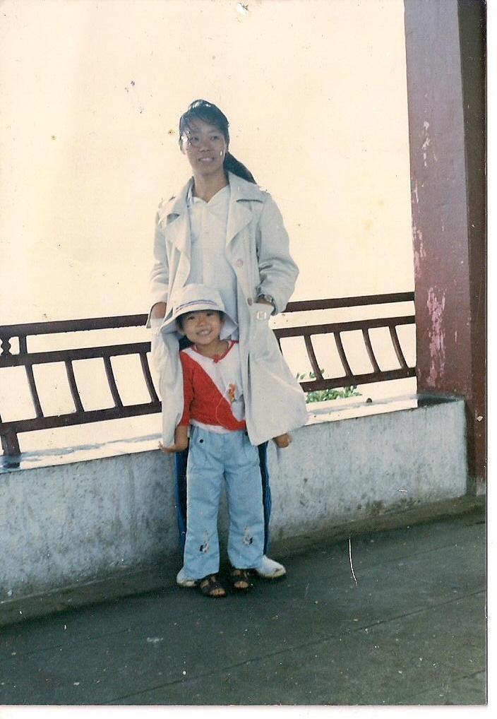 叶旭霞和女儿早年的合影。(图片由叶旭霞女儿提供)