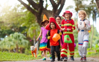 多伦多万圣节可能下雨 讨糖带雨伞