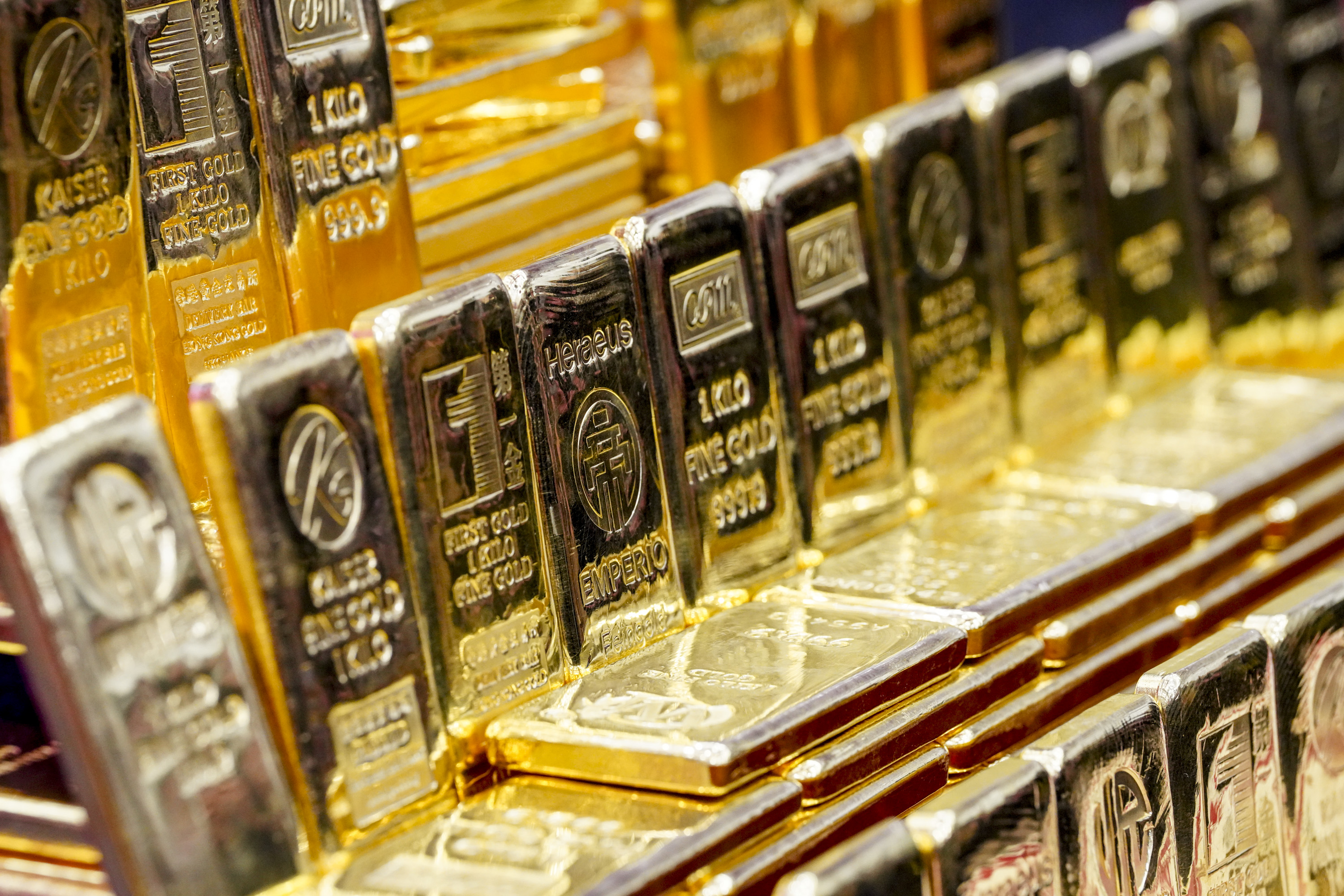 中共黃金稅收新政衝擊交易市場珠寶股重挫| 黃金稅收新規| 金店| 大紀元