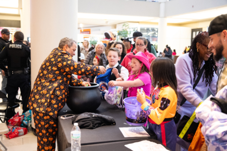 组图:纽约中城购物中心庆万圣节 居民同乐