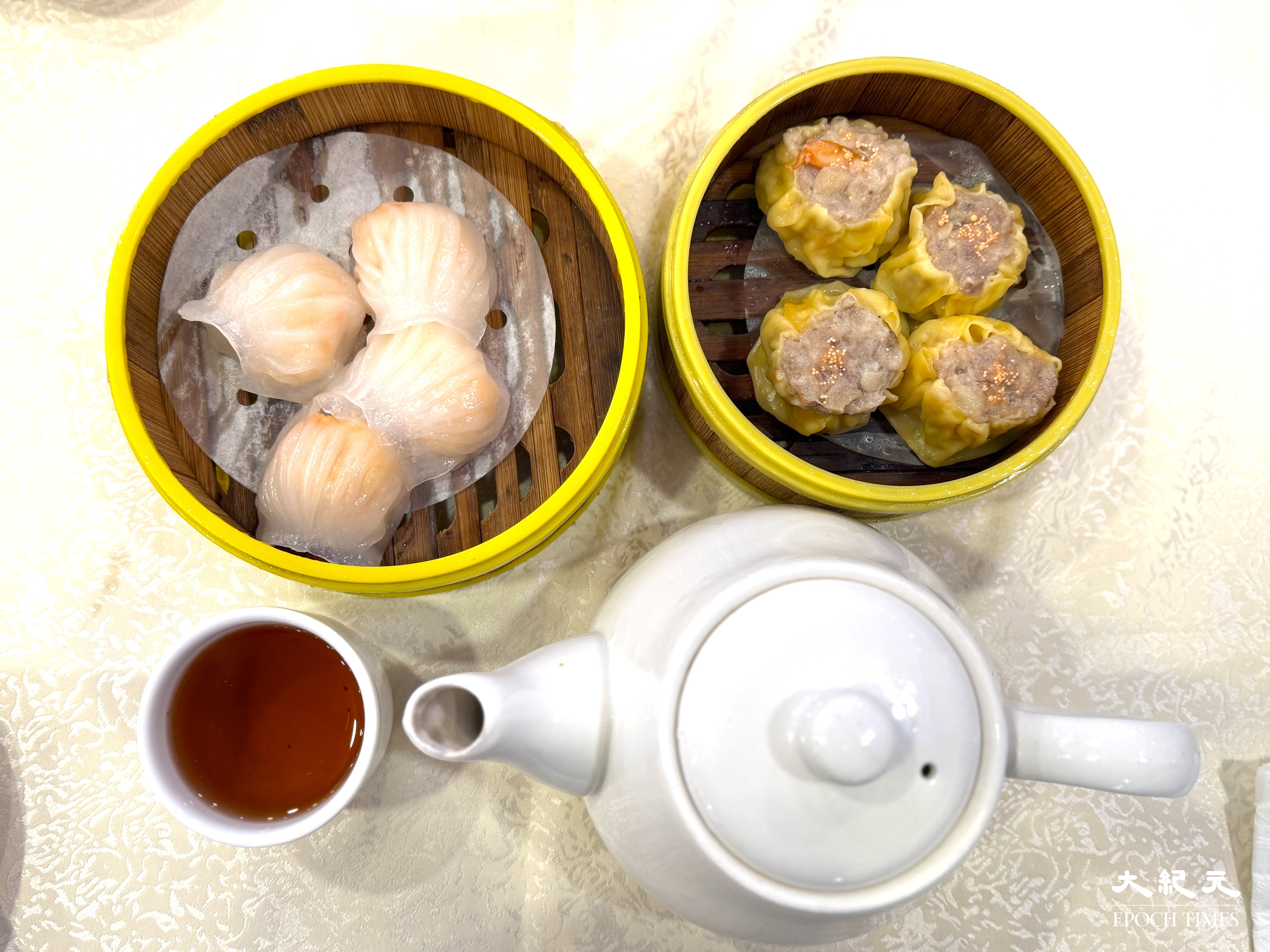 <br/>「一盅兩件」意思是一壺茶,加兩款點心,茶客一邊品茗一邊享用點心。(曾蓮/大紀元)