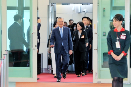 在韓國舉行的2025 APEC領袖會議1日落幕,台灣領袖代表林信義(中)2日搭機返台,峰會期間,林信義和與美國財政部長貝森特會晤約40分鐘,另外也會晤日本首相高市早苗,以及新加坡總理黃循財依約進行閉門晤談。