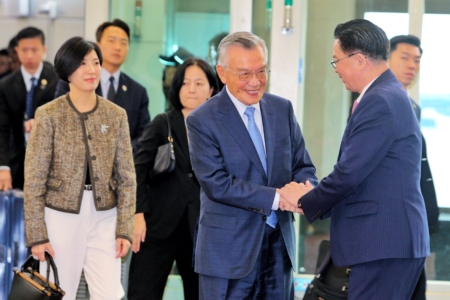 在韓國慶州舉行的2025 APEC領袖會議1日落幕,台灣領袖代表林信義(前排右2)2日下午搭機返台,國安會祕書長吳釗燮(前排右1)等人也特別到場接機。