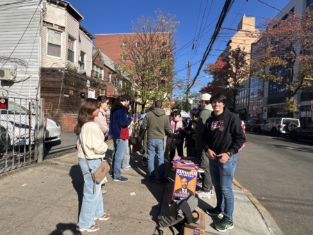 法拉盛提前投票站外,支持曼達尼的支持者表示,他們敲門拉票。