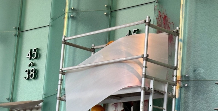 大陆男子赴港求见李嘉诚不成 泼红漆泄愤