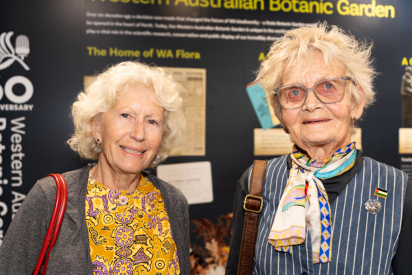 观众莱昂妮•沃克(Leonie Walker,左)和珍妮佛•克莱默(Jennifer Cramer,右)