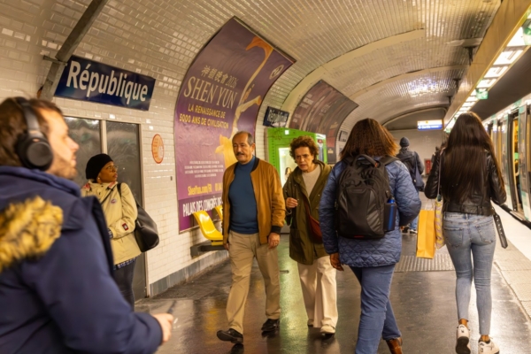 世界第一秀——神韵艺术团2026年欧洲巡演将于12月18日在法国隆重揭幕。图为巴黎地铁站台上的神韵广告。(傅洁/大纪元)