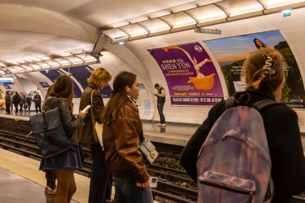 世界第一秀——神韵艺术团2026年欧洲巡演将于12月18日在法国隆重揭幕。图为巴黎地铁站台上的神韵广告。(傅洁/大纪元)