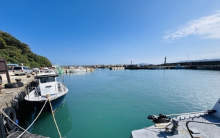 「水尾漁港」一線天的海色與岩紋 讓人停下腳步