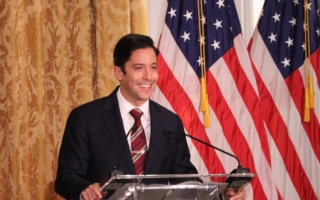 美公民教育演講 播客主諾爾斯吸引年輕人