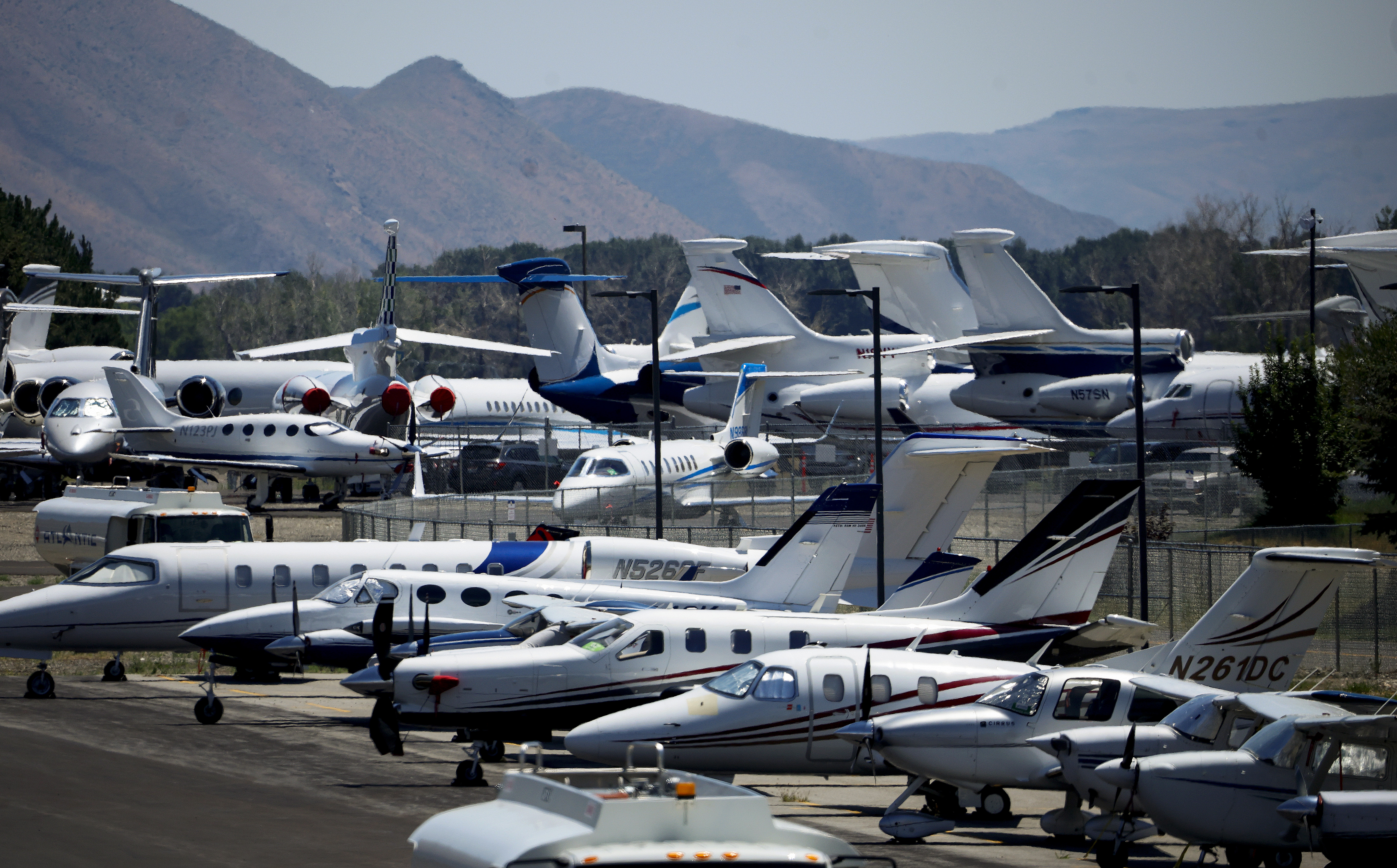 美航空局禁私人飞机在12个主要机场起降| FAA | 联邦航空管理局FAA | 全美商务航空协会| 大纪元
