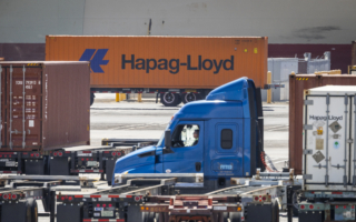 大規模吊銷駕照惹議　近2萬名移民卡車司機起訴加州DMV